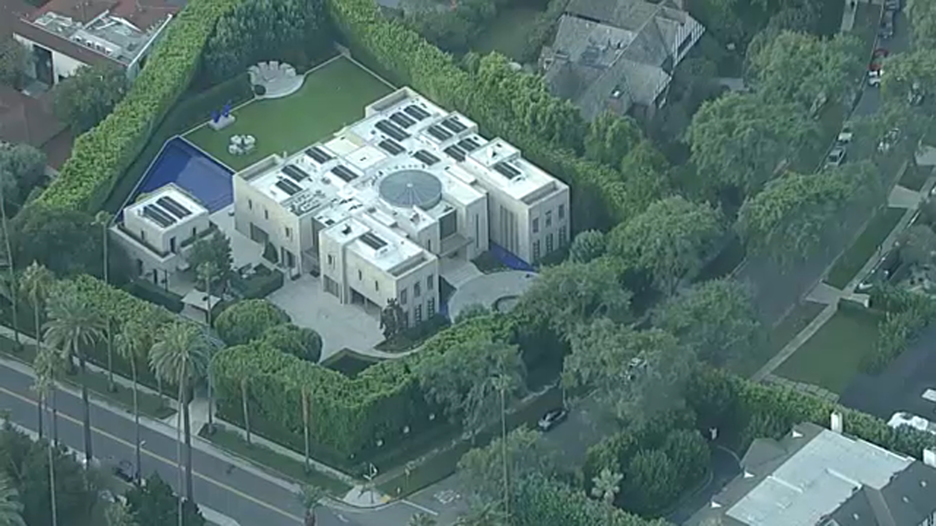 FBI serves search warrant tied to Eric Swalwell investigation at mansion in Beverly Hills
— Oak Park Community news